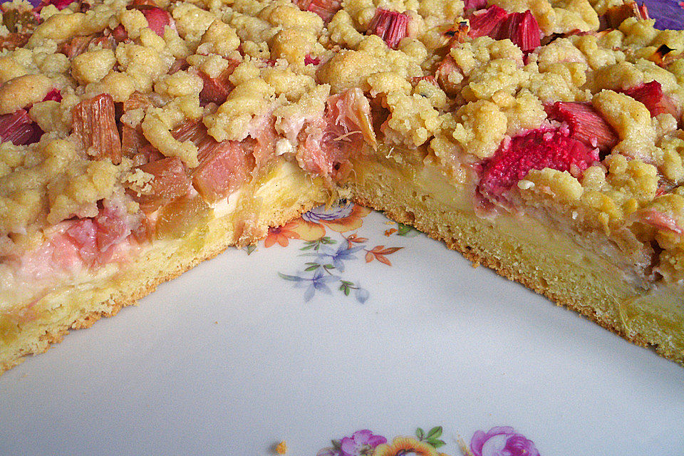 Rhabarberkuchen mit Vanillecreme und Streuseln