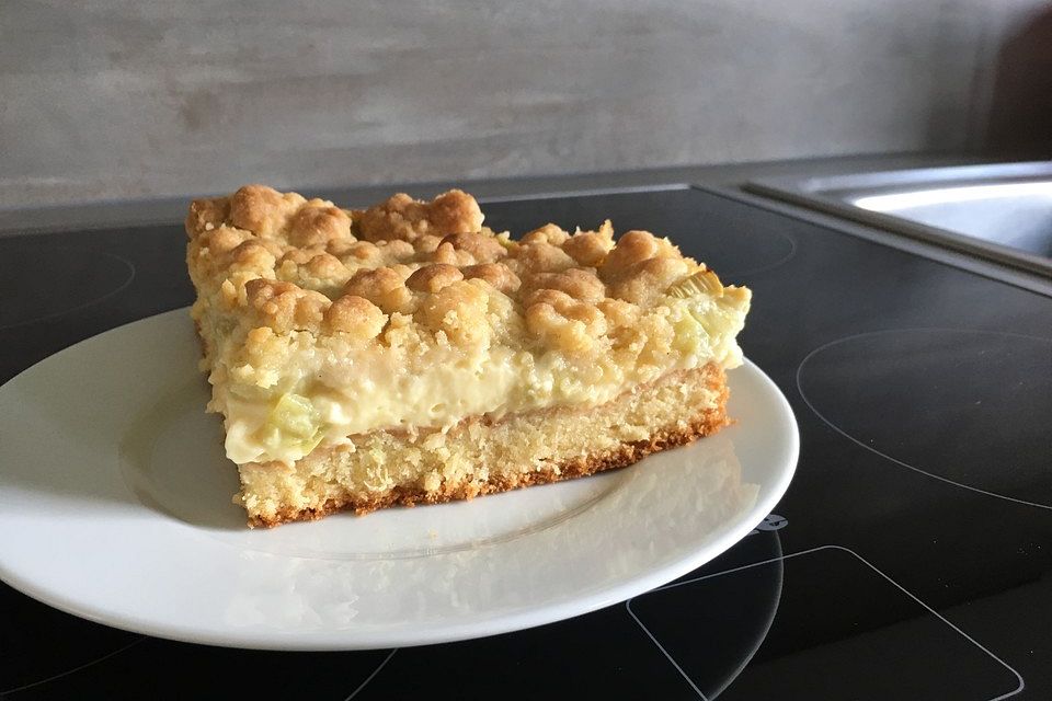 Rhabarberkuchen mit Vanillecreme und Streuseln