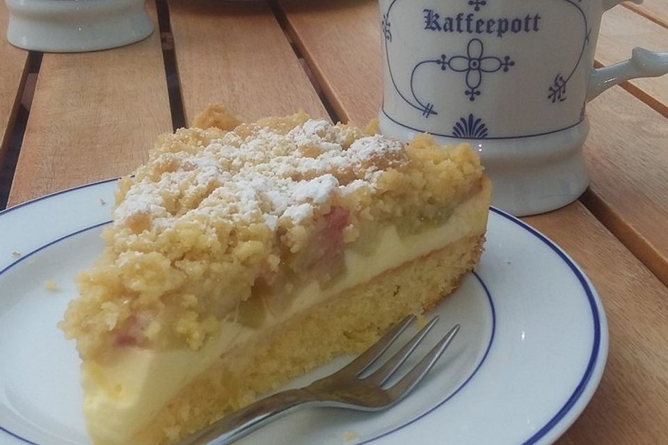 Rhabarberkuchen mit Vanillecreme und Streuseln