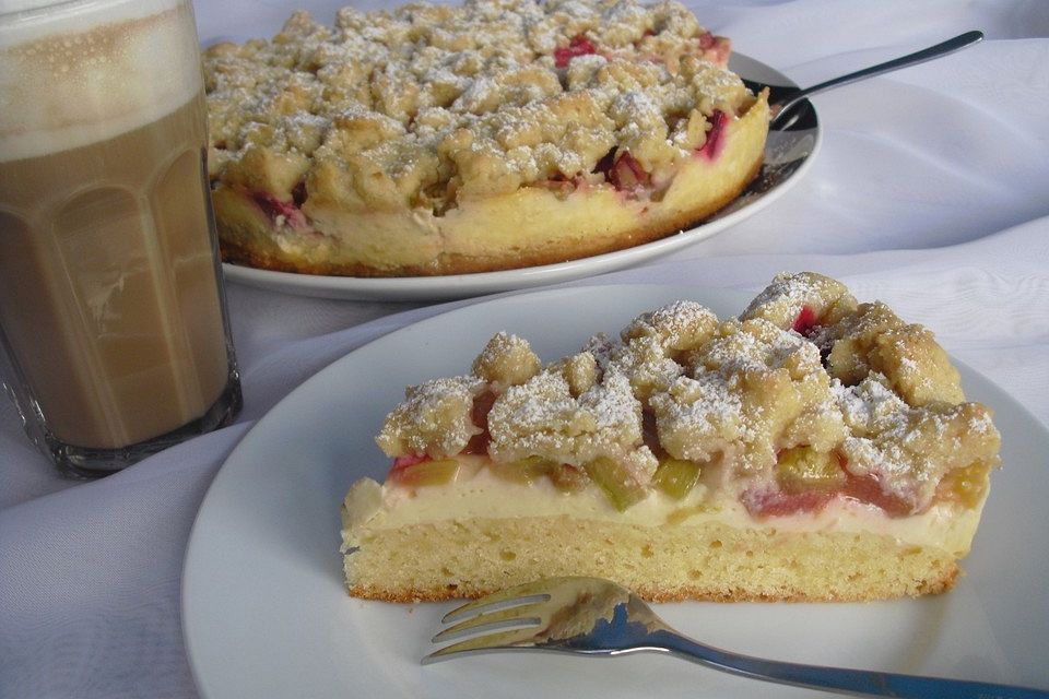 Rhabarberkuchen mit Vanillecreme und Streuseln