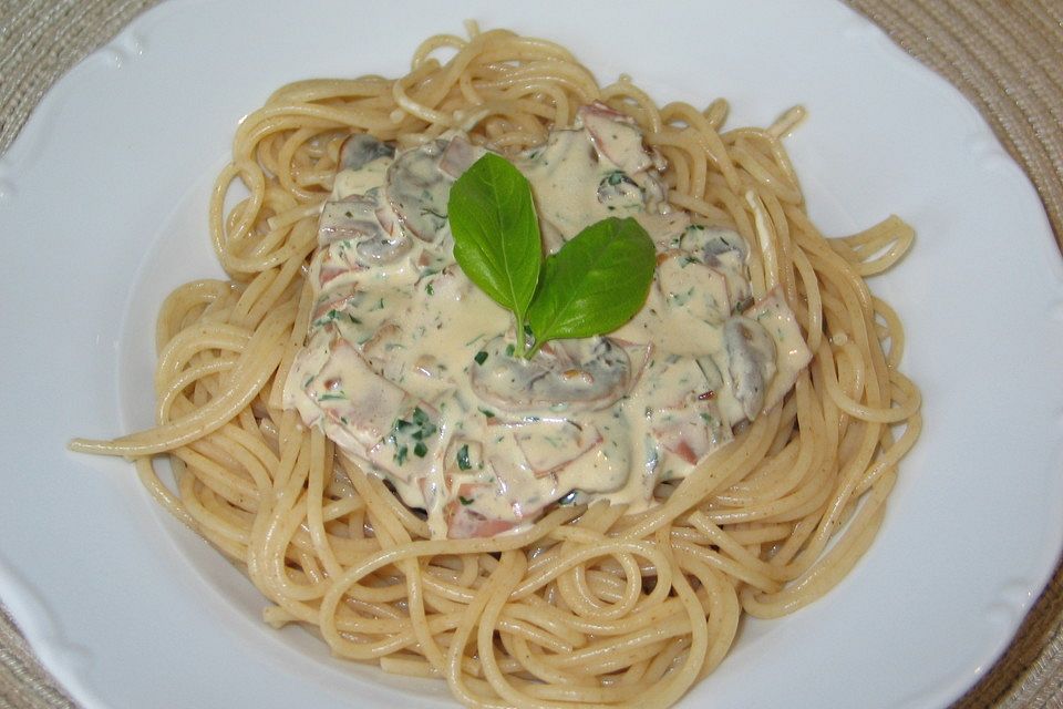 Spaghetti mit Pilz-Schinkensauce