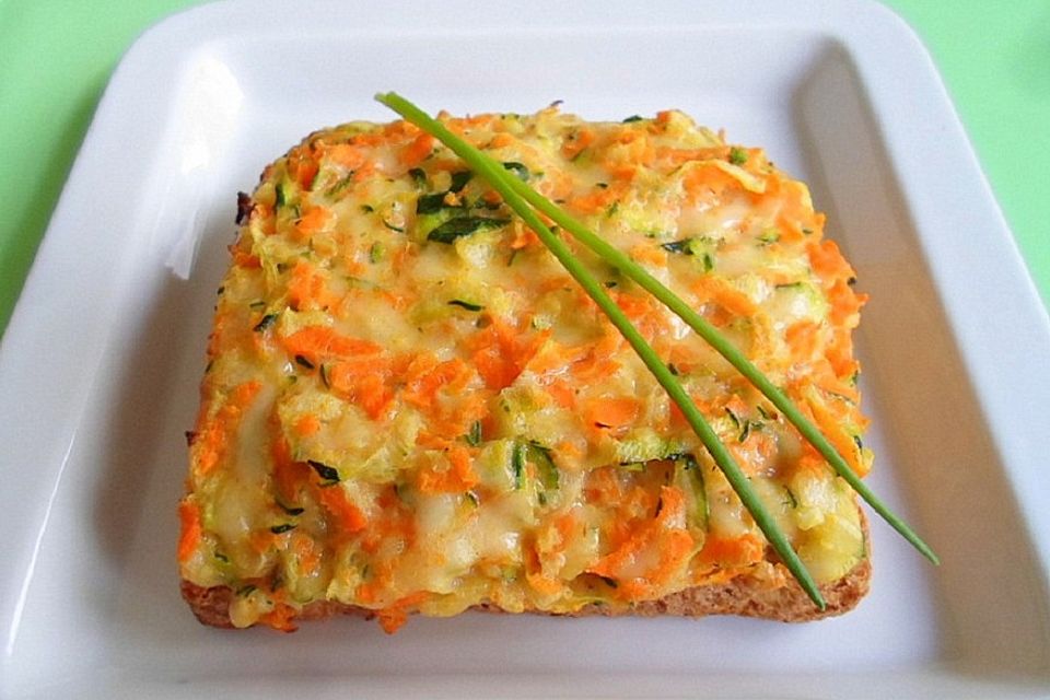 Überbackenes Ciabatta mit Zucchini-Möhrenkruste