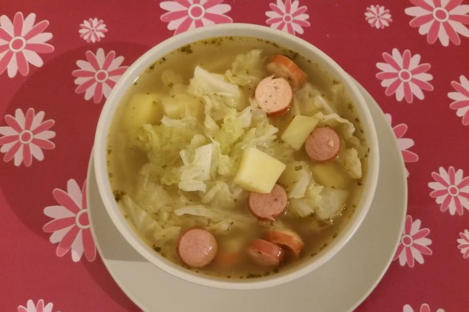 Kohlsuppe mit Frankfurtern