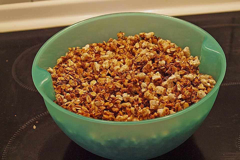 Knuspermüsli mit Reiswaffeln, Leinsamen und Haselnüssen