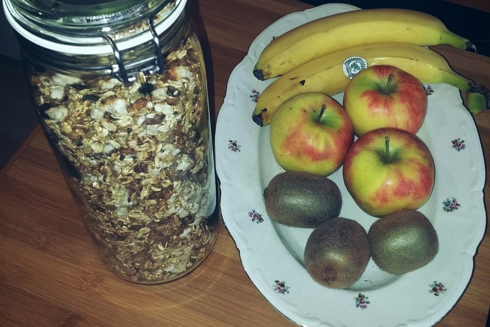 Knuspermüsli mit Reiswaffeln, Leinsamen und Haselnüssen