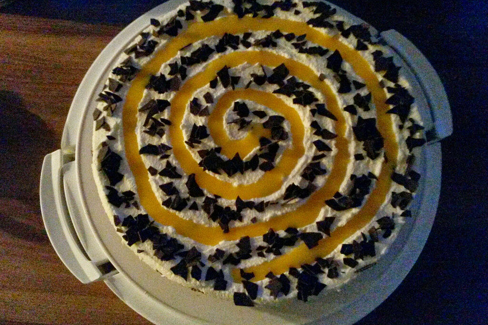 Kirschkuchen mit Sahne und Eierlikör