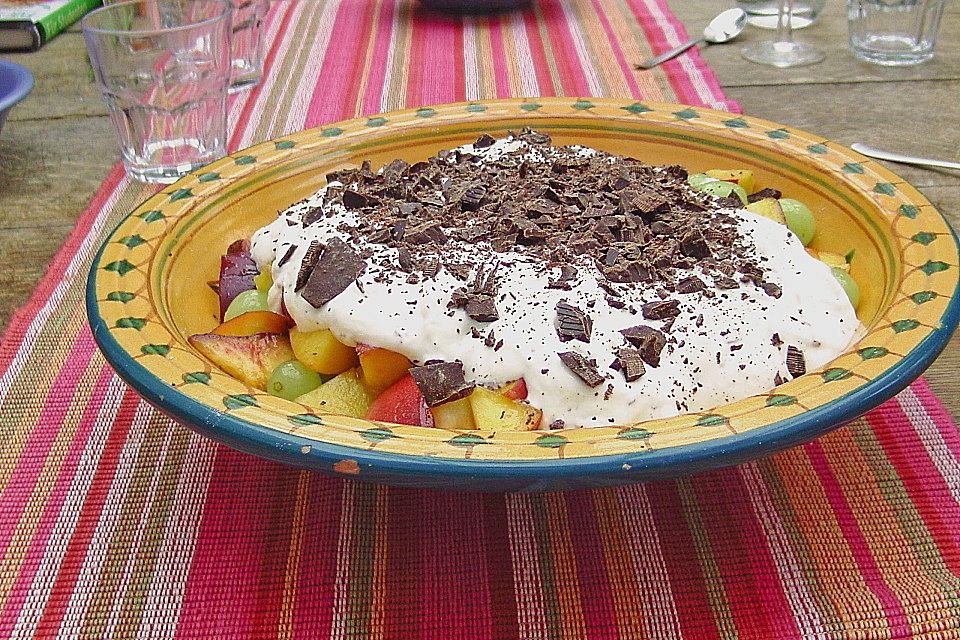 Stracciatellajoghurt auf Obstsalat