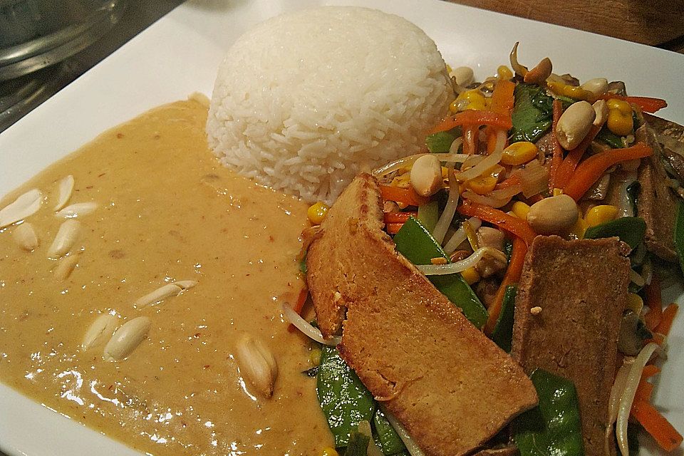 Asia-Gemüsepfanne mit Erdnuss-Sauce