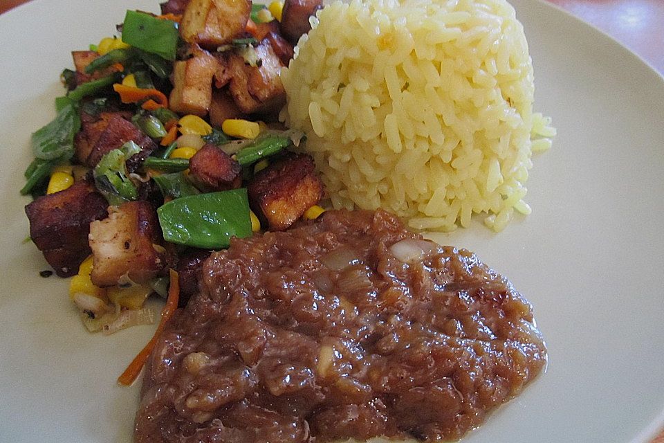 Asia-Gemüsepfanne mit Erdnuss-Sauce