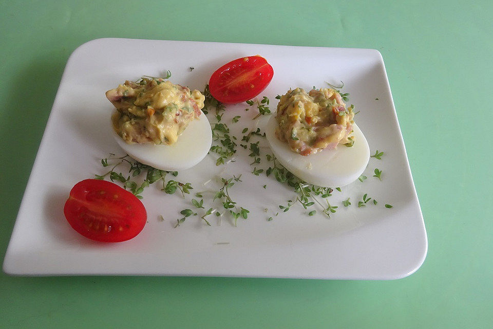 Gefüllte Eier mit getrockneten Tomaten