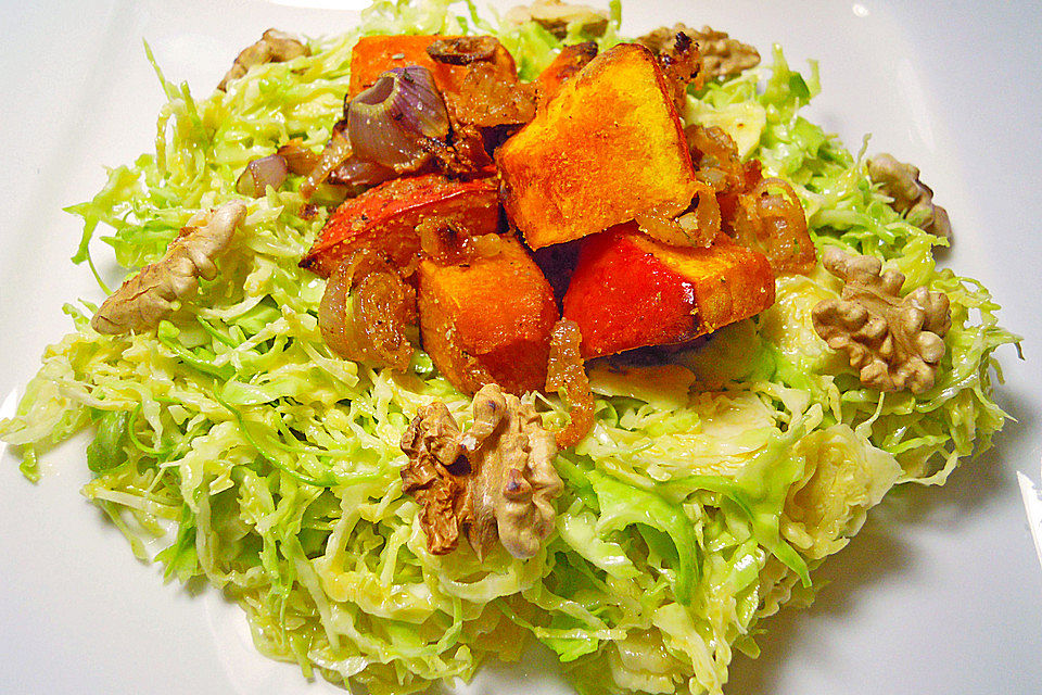 Gerösteter Kürbis auf Rosenkohlsalat