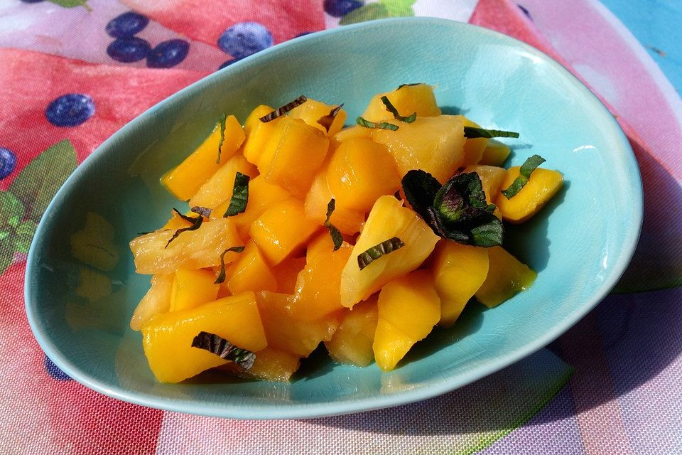 Obstsalat mit Ananas und Mango