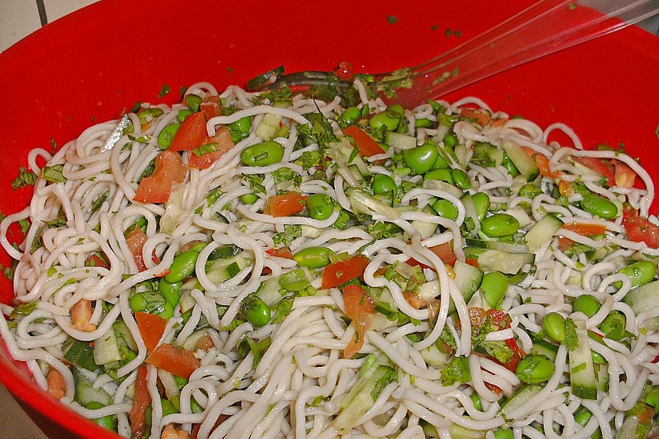 Asiatischer Nudelsalat mit Sojabohnen Asiatischer Nudelsalat mit Sojabohnen