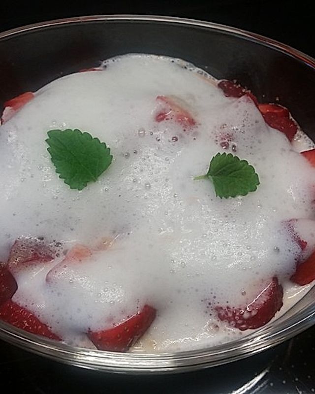 Erdbeeren mit Milchschaum