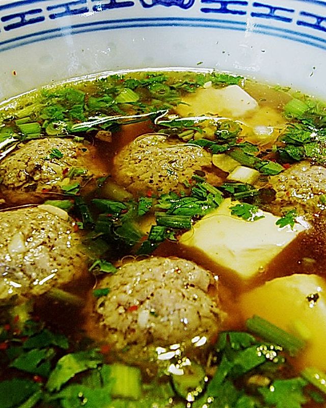 Milde thailändische Suppe mit Tofu und Schweinefleischbällchen