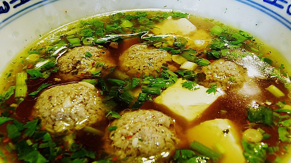 Milde thailändische Suppe mit Tofu und Schweinefleischbällchen-image
