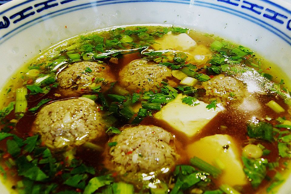 Milde thailändische Suppe mit Tofu und Schweinefleischbällchen