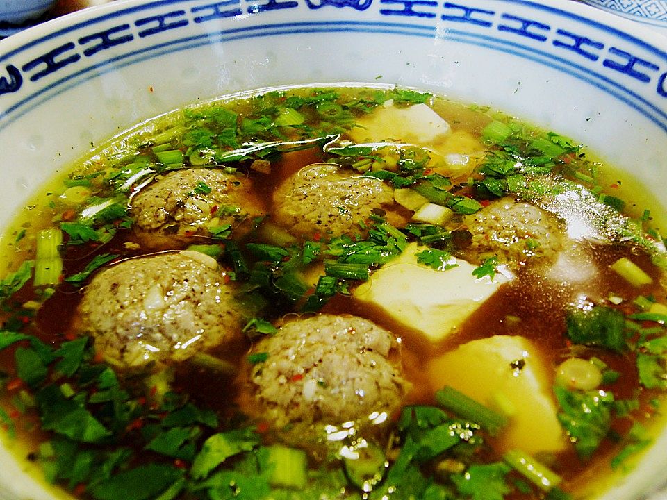 Milde thailändische Suppe mit Tofu und Schweinefleischbällchen von ...