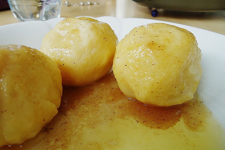 Erdbeerklöße in Zimtbutter