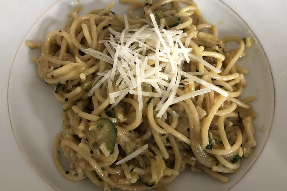 Spaghetti mit Zucchini und Käse