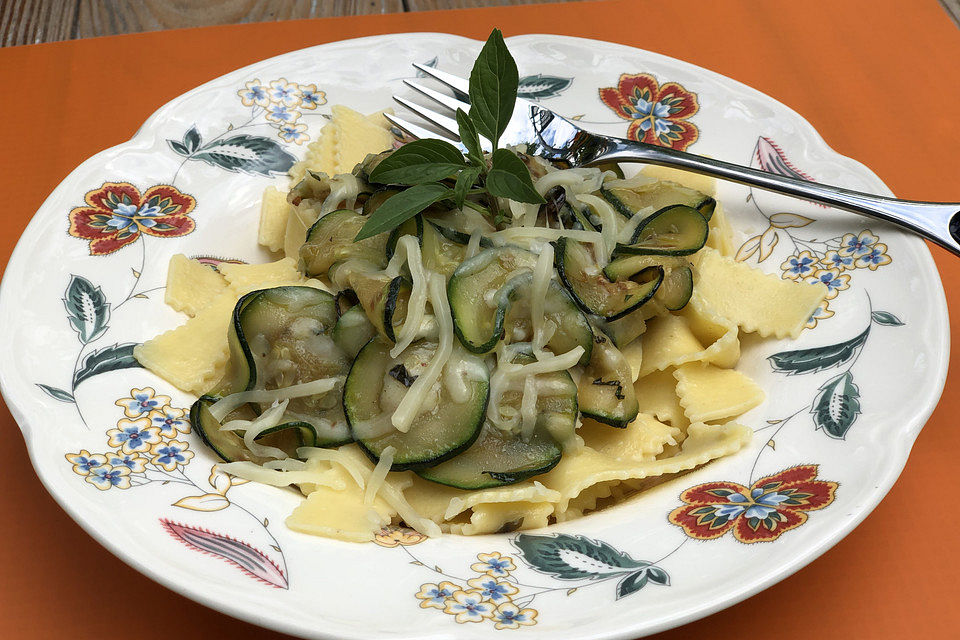 Spaghetti mit Zucchini und Käse