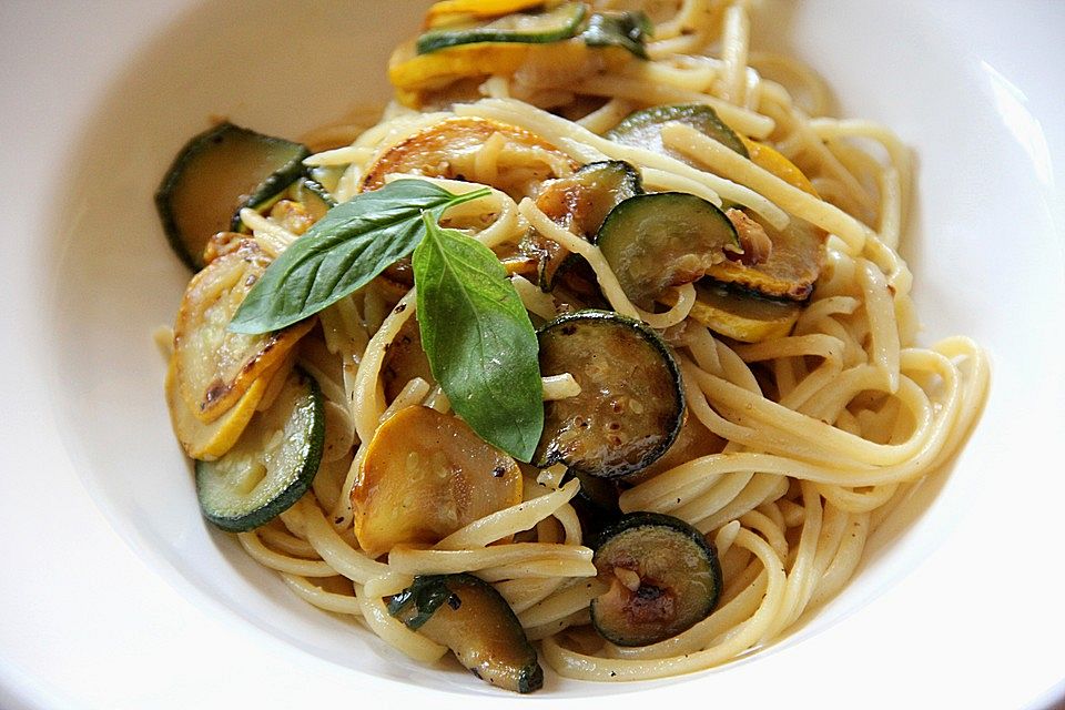 Spaghetti mit Zucchini und Käse