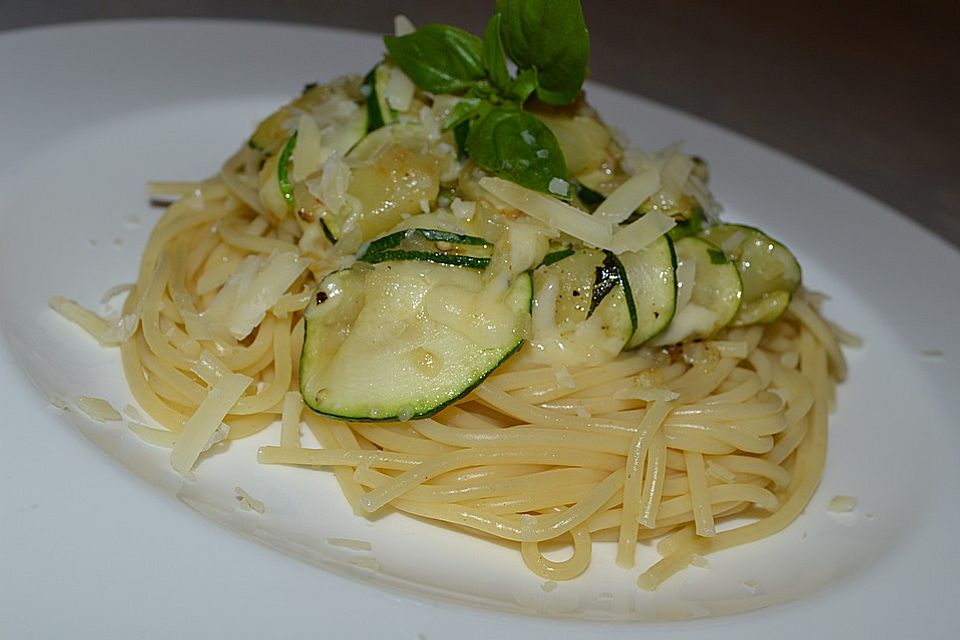 Spaghetti mit Zucchini und Käse