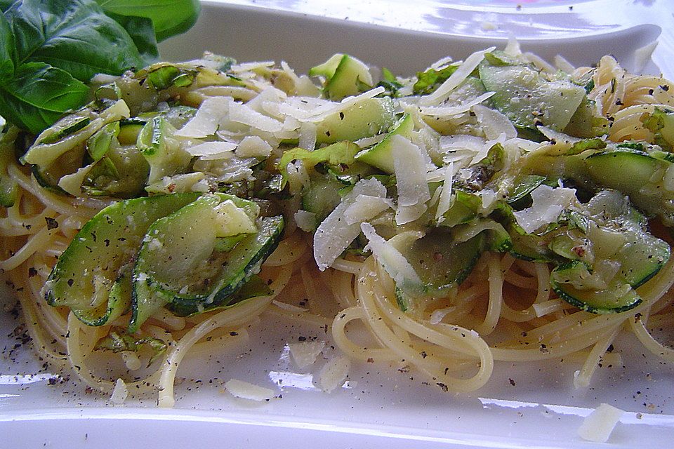 Spaghetti mit Zucchini und Käse