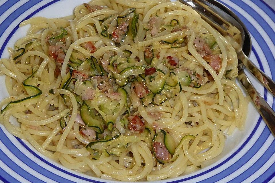 Spaghetti mit Zucchini und Käse