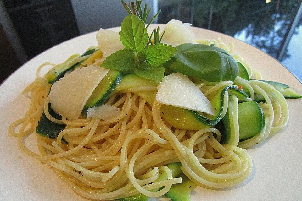 Spaghetti mit Zucchini und Käse