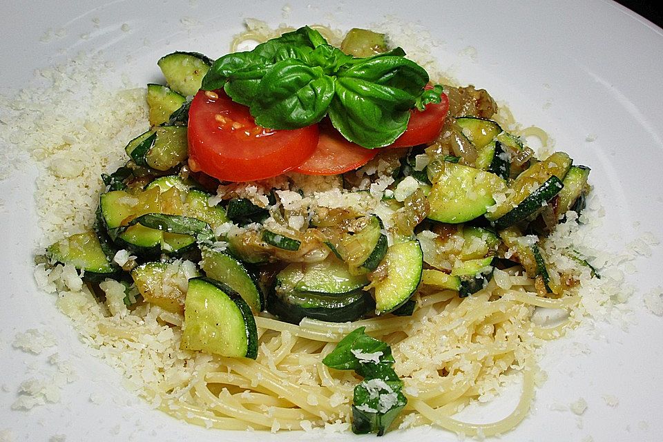 Spaghetti mit Zucchini und Käse