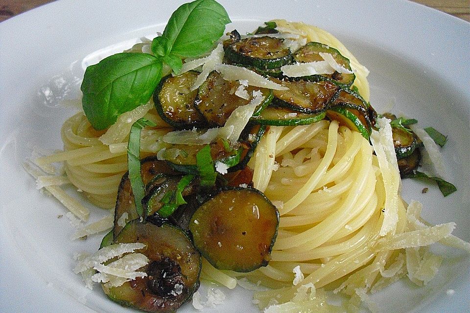 Spaghetti mit Zucchini und Käse