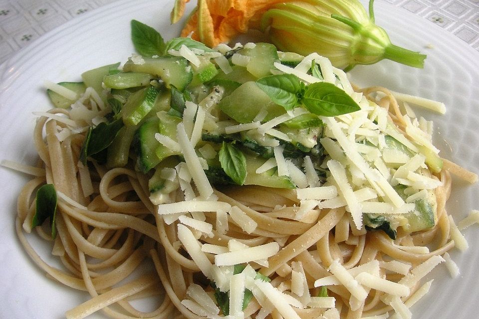 Spaghetti mit Zucchini und Käse