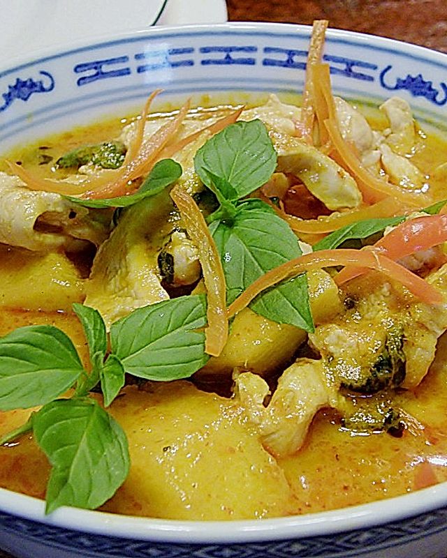 Südthailändisches Curry mit Garnelen und Ananas