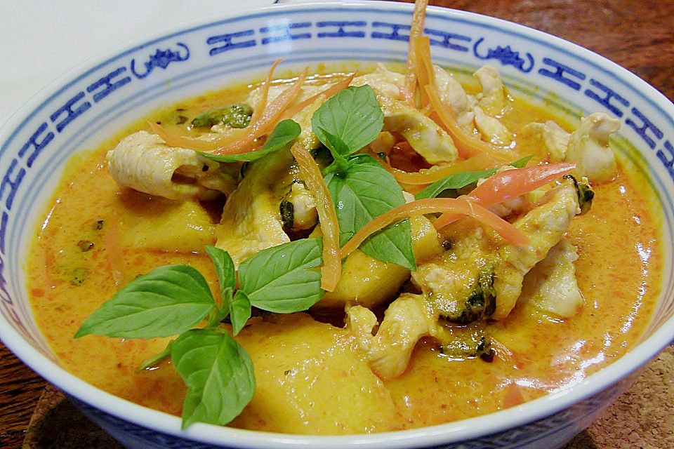 Südthailändisches Curry mit Garnelen und Ananas