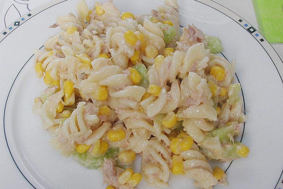 Nudelsalat mit Thunfisch und Mais