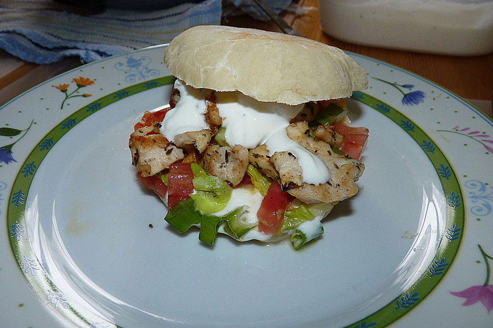 Hähnchengyros im Pitabrot mit Joghurtsauce und Salat