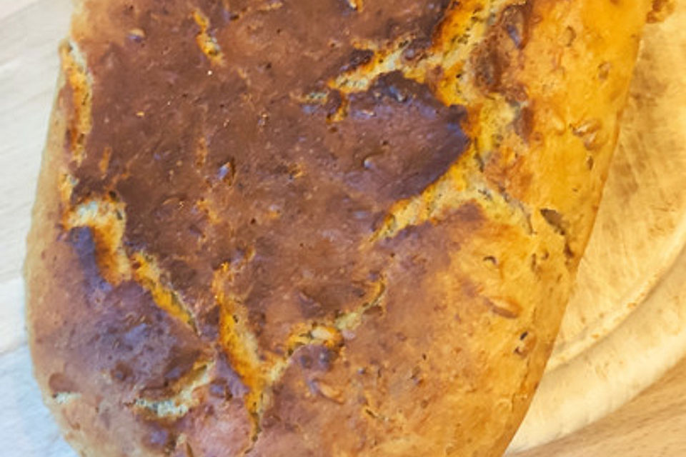 Brot mit Honig und Sonnenblumenkernen Brot mit Honig und Sonnenblumenkernen