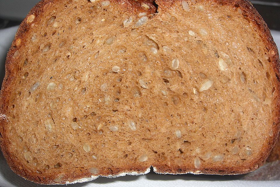 Brot mit Honig und Sonnenblumenkernen Brot mit Honig und Sonnenblumenkernen