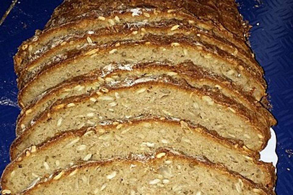 Brot mit Honig und Sonnenblumenkernen Brot mit Honig und Sonnenblumenkernen