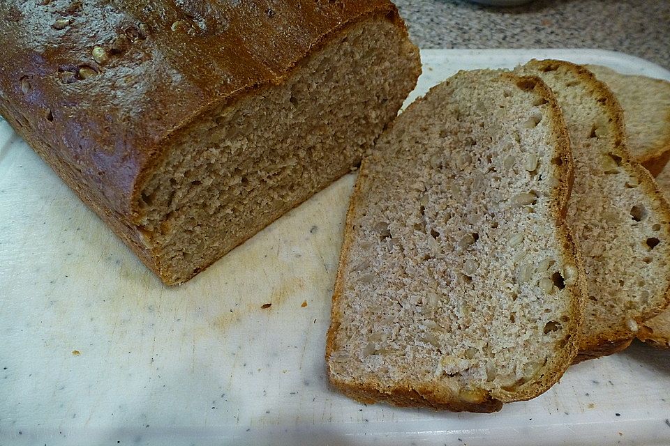 Brot mit Honig und Sonnenblumenkernen Brot mit Honig und Sonnenblumenkernen