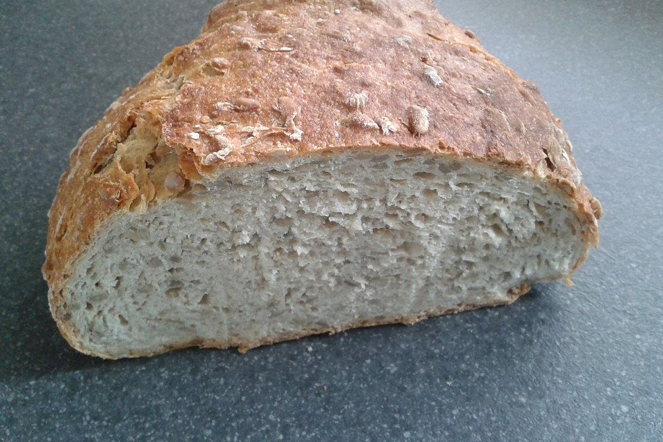 Brot mit Honig und Sonnenblumenkernen Brot mit Honig und Sonnenblumenkernen