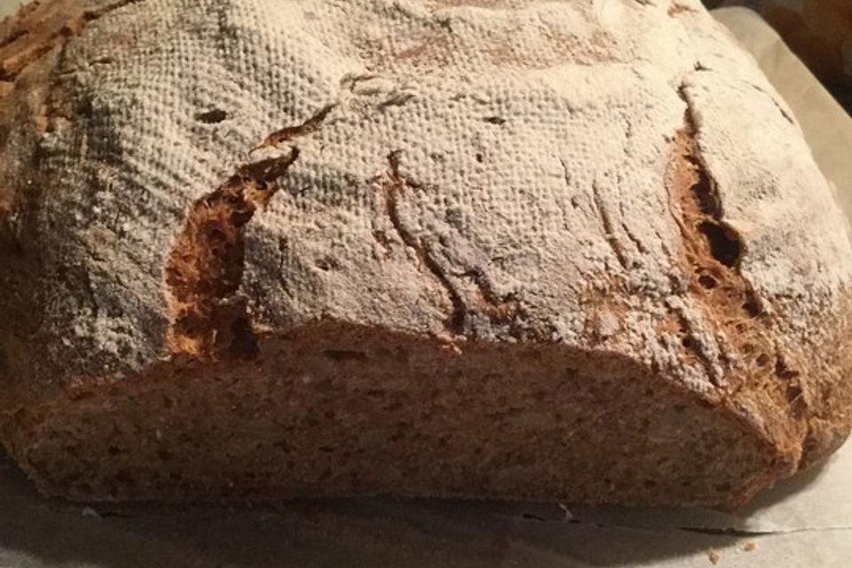 Brot mit Honig und Sonnenblumenkernen Brot mit Honig und Sonnenblumenkernen