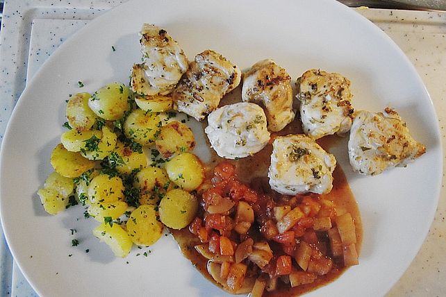 Marinierte Seeteufelfilet-Medaillons mit Tomaten-Zucchini Gemüse von ...