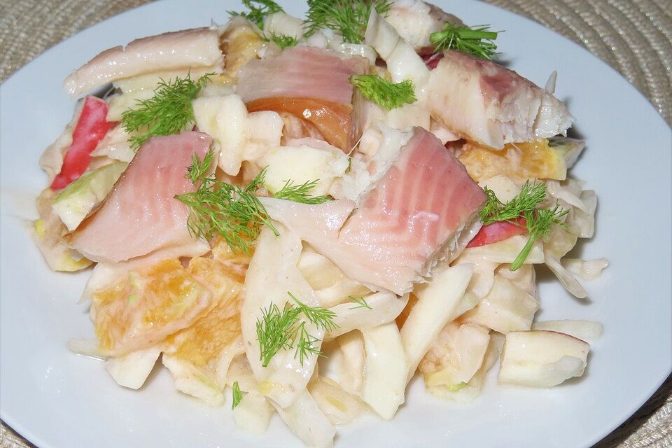 Fenchel-Apfelsalat mit geräuchtem Forellenfilet