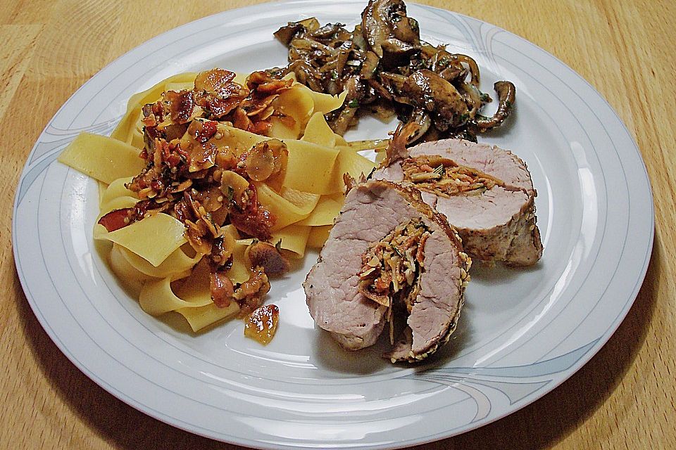 Gefüllte Schweinelende mit Mandeln, Bacon und Sesam