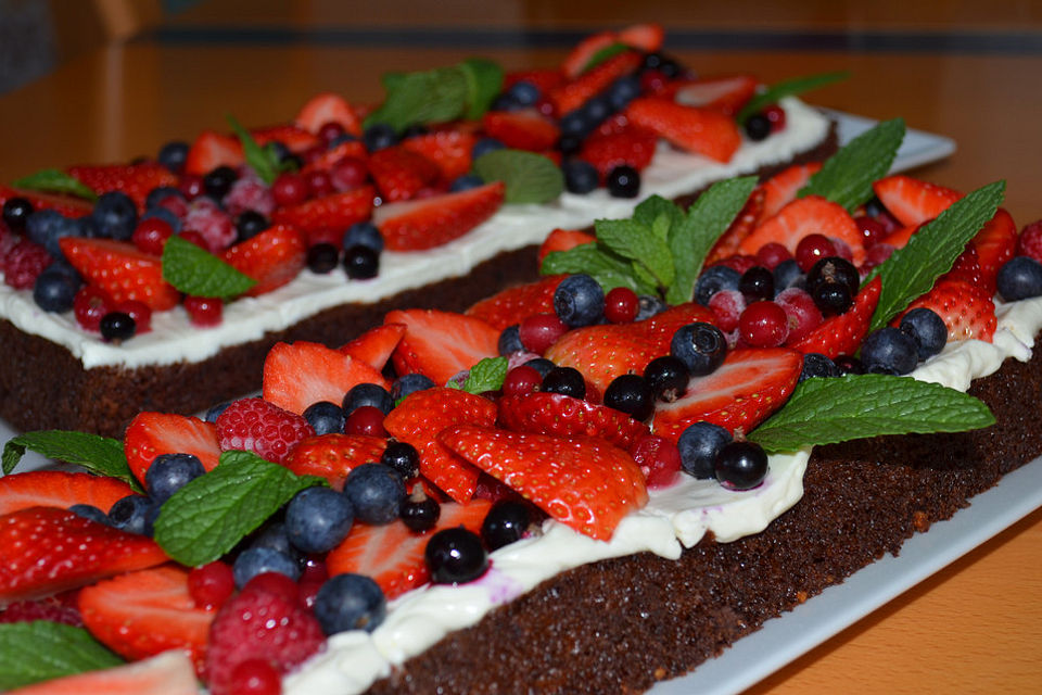 Brownie-Torte mit Beeren