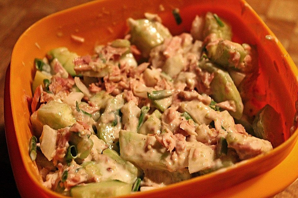 Gurkensalat mit Thunfisch in Joghurtdressing