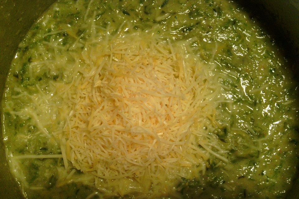 Salatsuppe mit Käse Salatsuppe mit Käse