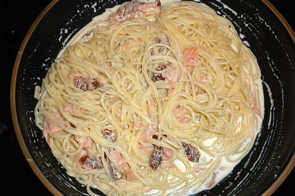 Nudeln mit getrockneten Tomaten und Räucherlachs